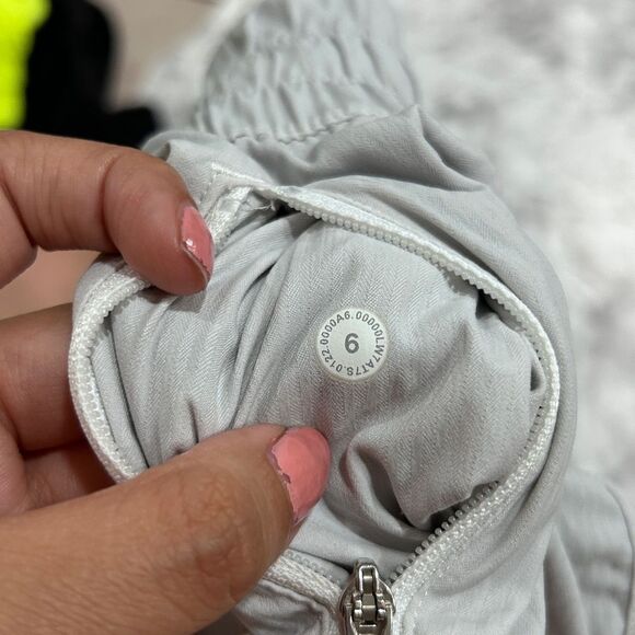 Lululemon Tracker Low Rise Short 4” - Picture 3 of 3